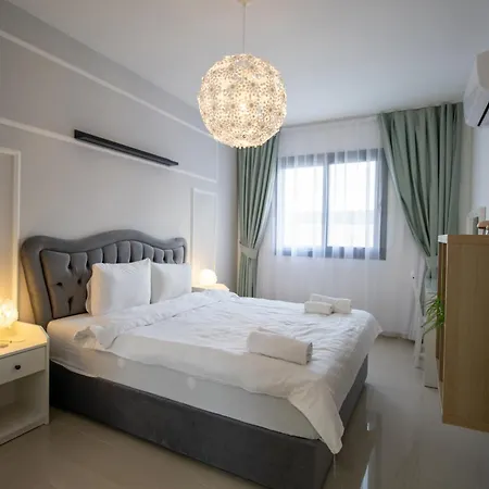 Deluxe Two Bedroom In Caesar & Spa, Long Apartment